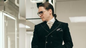 BECOMING KARL LAGERFELD – 1. Sezon 2. Bölüm Izle